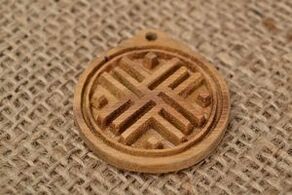 Amuleto de la suerte de madera y arpillera. 