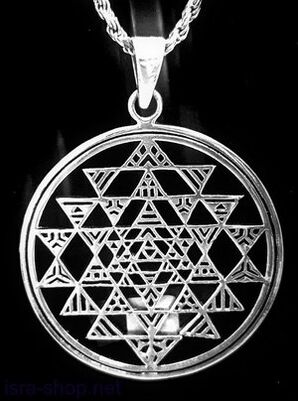 Un amuleto de metal que atrae la buena suerte en forma de colgante. 
