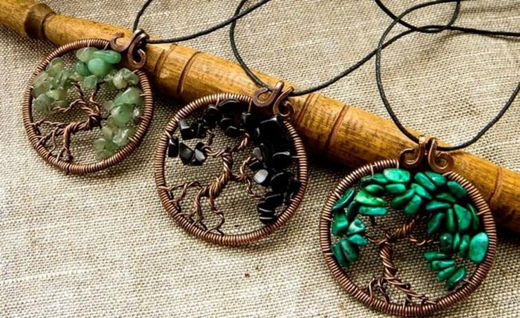 Amuletos como colgantes para la salud y la suerte.