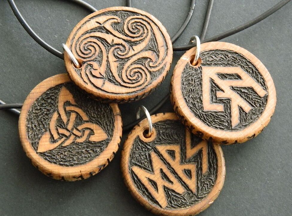 Colgante con runas como amuleto de la suerte.