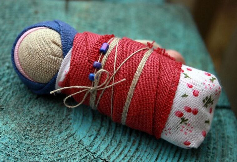 Muñeco pañal como amuleto de salud.