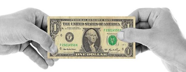 Dobla el billete en un triángulo para obtener un dólar de la suerte. 