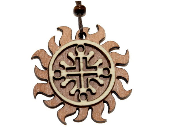 Colgante de amuleto de bricolaje hecho de madera. 